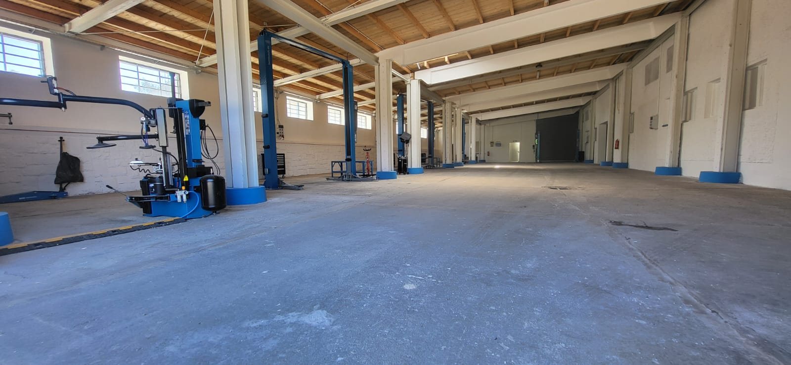 Große, helle Werkstatthalle mit Hebebühnen in Mühlau